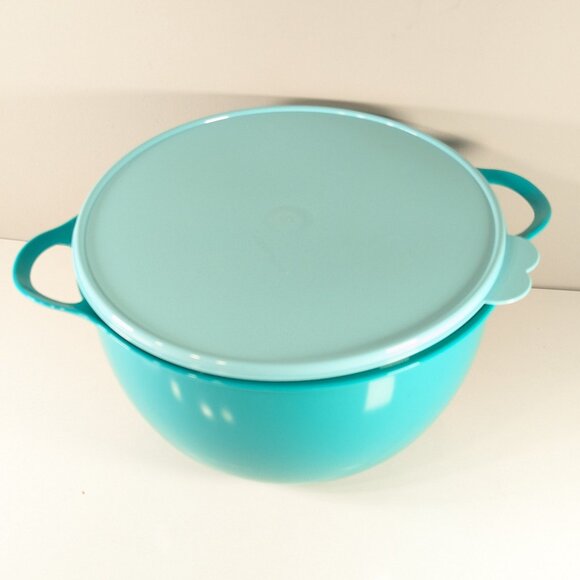 Retired 10L TUPPERWARE Thatsa Mega Bowl, large mixing bowl Teal / light blue - Picture 1 of 9
